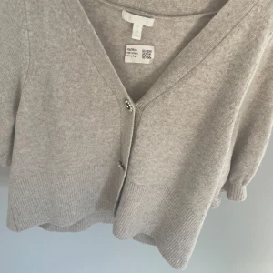 Mysig kofta - En super fin mysig kofta med fina knappar💕