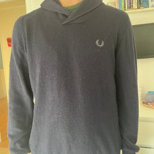 Stickad fred Perry tröja - Stickad fred Perry tröja, väldigt fint material och bra kvalite. (Märkesetiketten sitter löst)