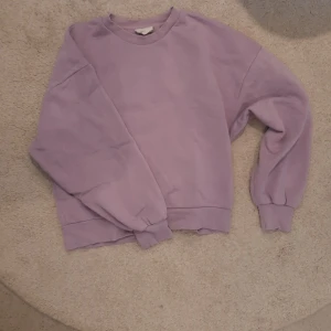 Lila sweatshirt  - Lila sweatshirt ifrån Gina Tricot. Superfint och kan matchas med byxor som kan köpas. Jättebra skick och utan defekter💕