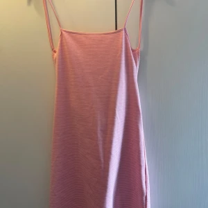 Klänning  - En klänning med öppen rygg i mycket gott skick 