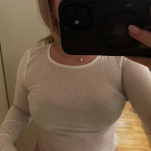 Nelly topp - Vit topp från Nelly, snygg passform och snyggt mesh tyg, i storlek S