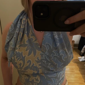 Topp/linne bikbok - En topp/linne från bikbok, super snygg, man knyter själv bak i nacken. I storlek S