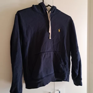 Ralph Lauren Hoodie - Marinblå Ralph lauren hoodie i mycket bra skick. Axelbredd: 47cm Längd: 53 cm