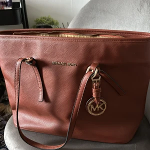 Väska  - fin väska som inte kommer till användning längre 