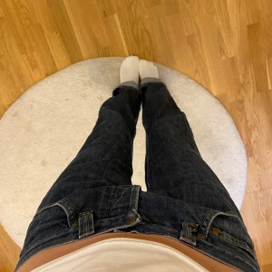 Lågmidjade Lee Jeans - Sååå snygga vintage Lee jeans!!! Säljer då jag tyvärr inte får användning av dem längre!! De är i fint skick trots att de är lite äldre 💕💕