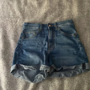 Jeans shorts högmidjade - Bra skick, ganska elastiska, blå jeanshorts, högmidjade