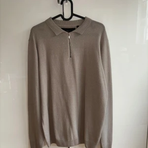 Stickad tröja - Tjena! Säljer nu en sjukt snygg stickad tröja från soul star i storlek L. Säljer då den är lite för liten för mig nu! Hör av er vid intresse:)