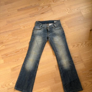 Lågmidjade Lee jeans - Lågmidjade (bootcut) Lee jeans i storlek S/xs🤩 De är i gott skick men är köpte second hand. Säljer på grund av att de är för små (jag bär vanligtvis m)💕