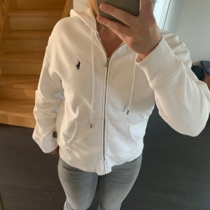 Ralph Lauren tröja - Vit tröja med dragkedja från Ralph Lauren. Skick 9/10 dock är den lite sliten vid fickorna vilket kan ses på sista bilden💕 Storlek XS men passar mer som S/M☺️ 