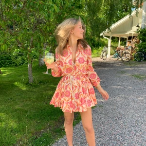 Sommarklänning - Säljer denna otroliga sommarklänning med Puffig kjol. Mycket sparsamt använd, i princip som ny.