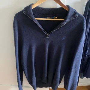 Ralph lauren Quarter zip  - Tjena, säljer nu den här väldigt fina Ralph lauren Quarter zipen stickad i strukturerad bomull i en navy blue färg! Tröjan är i 9/10 skick och har inga defekter, tröjan är i storlek medium men sitter mer som small. Nypris är 2200! Skriv vid frågor!
