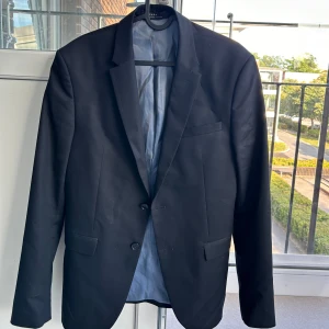 Kavaj marinblå - Riktigt fin kavaj i marinblå från Zara.