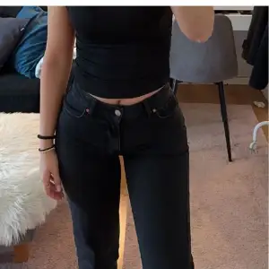 Jeans med raka ben och midwaist ifrån bikbok som knappt är använda