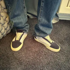 säljer nu dessa otroligt snygga och sällsynta vans med coolt mönster. Storlek 41 och klassisk old school modell. 