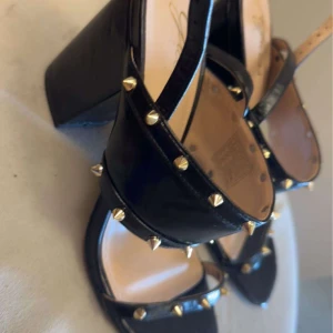 Klackar  - Stl:37 Fina och sköna helt nya