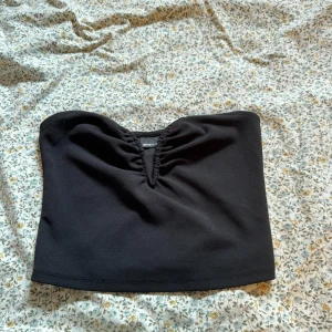 Topp GinaTricot  - Svart topp Gina tricot i storlek S, aldrig använd 💞
