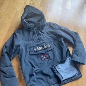 Napapijiri jacka - Napapijiri jacka med fleece. Använt fåtal gånger i mkt bra skick som jag vuxit ur.