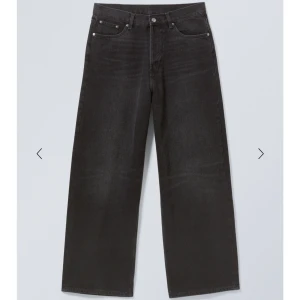 Weekday Astro Jeans Svart - W26 L32, svarta astro baggy jeans från weekday. använt flertal gånger men i mycket bra skick! köptes på asos för 709kr. 