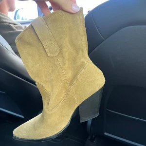 Zara boots mocka - Slutsålda mocka boots från zara. Använda en gång.