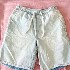 Helt nya jeans shorts  - Jeans shorts från varumärket H&M