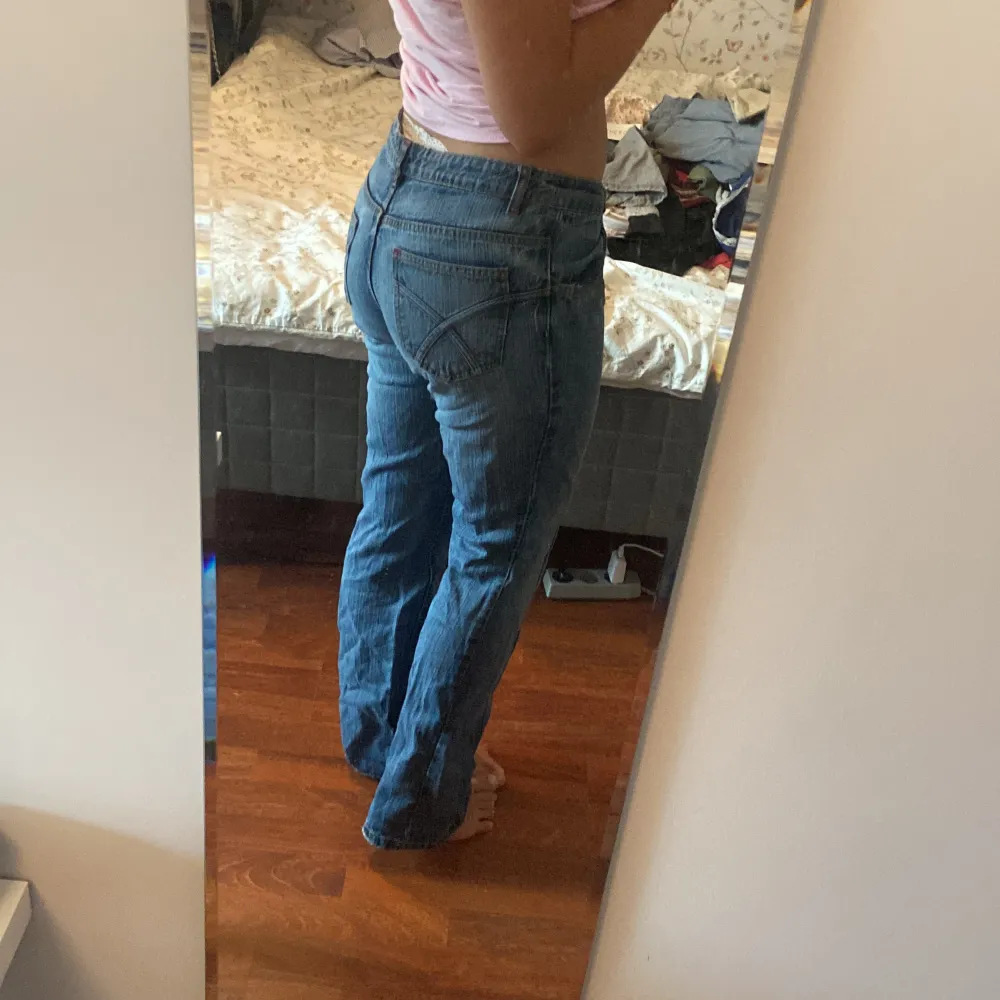 Assnygga jeans i 100% bomull💕 storlek 38 och jag är 166cm💞 så coolt med sömmar mitt på. Jeans & Byxor.