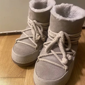 Inuikii skor - Säljer nu mina as snygga inuikii skor då jag har ett par andra som jag använder mer. Väldigt bra skick, skriv vid fler funderingar. Storlek 38. 
