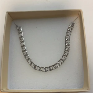 Mockberg halsband - Ett jätte fint halsband från mockberg som aldrig används och som fortfarande har lappen kvar💗 Säljer då jag inte använder silver, nypris 700. bara att skriva för fler frågor💕💕