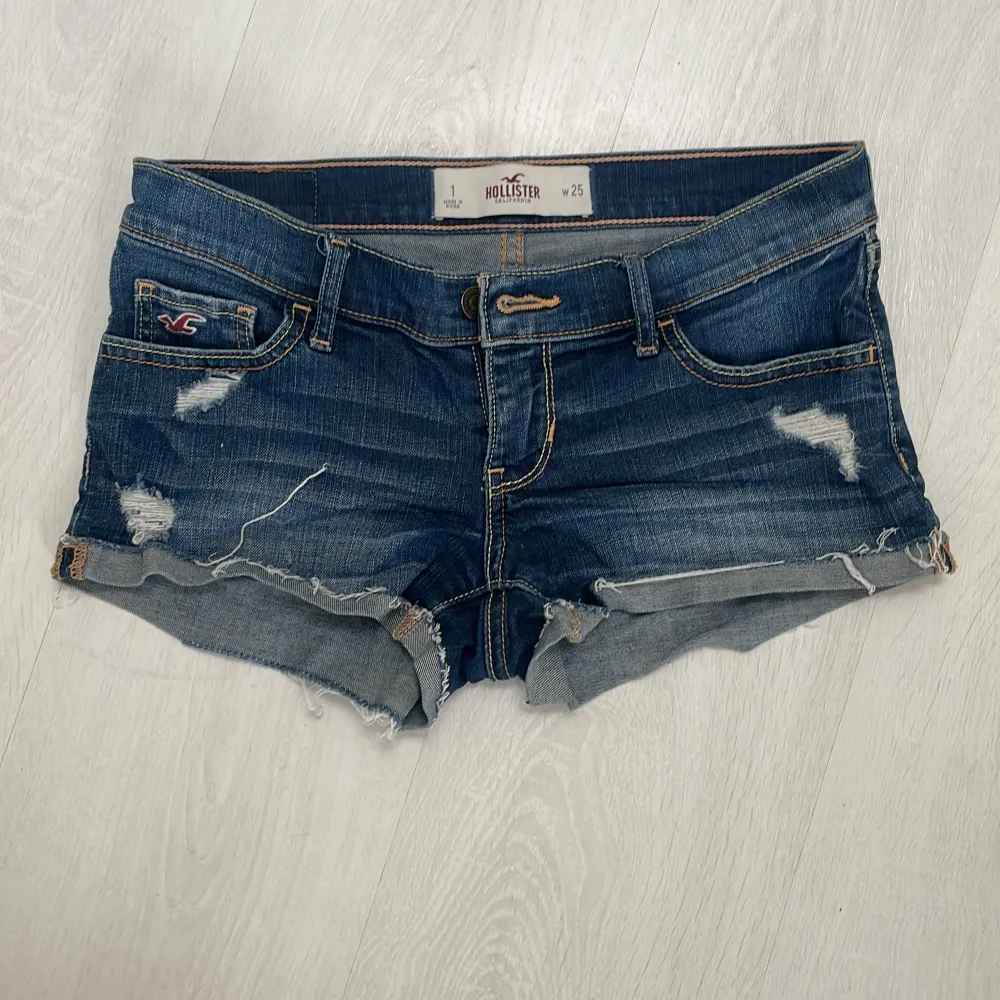 Blå jeansshorts från hollister i storlek w25. Shorts.