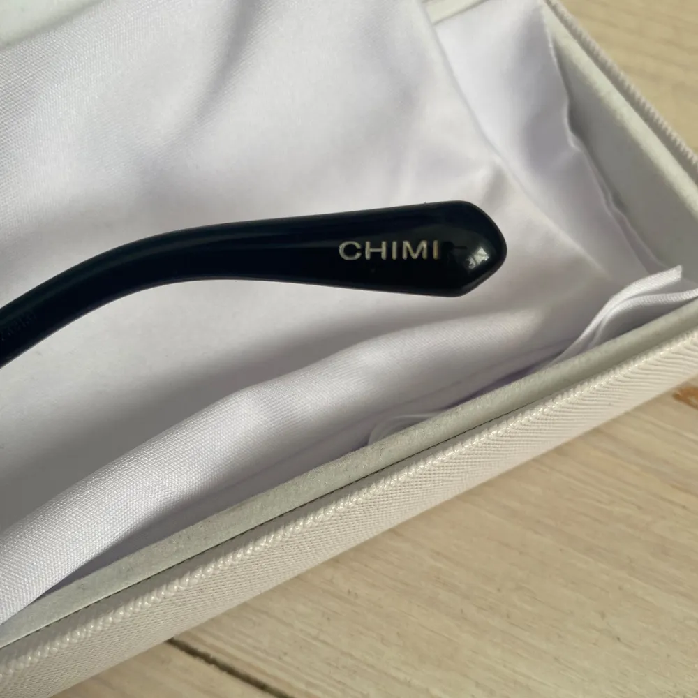 Superfina solglasögon från chimi eyewear. Modell 02 och färgen är svart. Sparsamt använda. Orginal pris 1250 kr.😊. Asusteet.