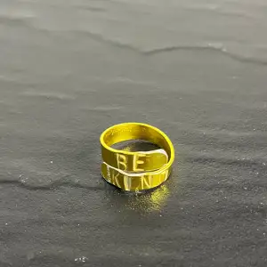 Säljer en snygg guldfärgad ring med texten 'BE KIND' ingraverad. Ringen har en enkel och stilren design som passar perfekt till både vardag och fest. 