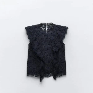 Spets topp - Suuper fin spets topp från Zara. Köpt för 400kr, använd 2 gånger. Strl M men passar S.❤️ Bild 2 lånad men den sitter exakt som på bilden❤️