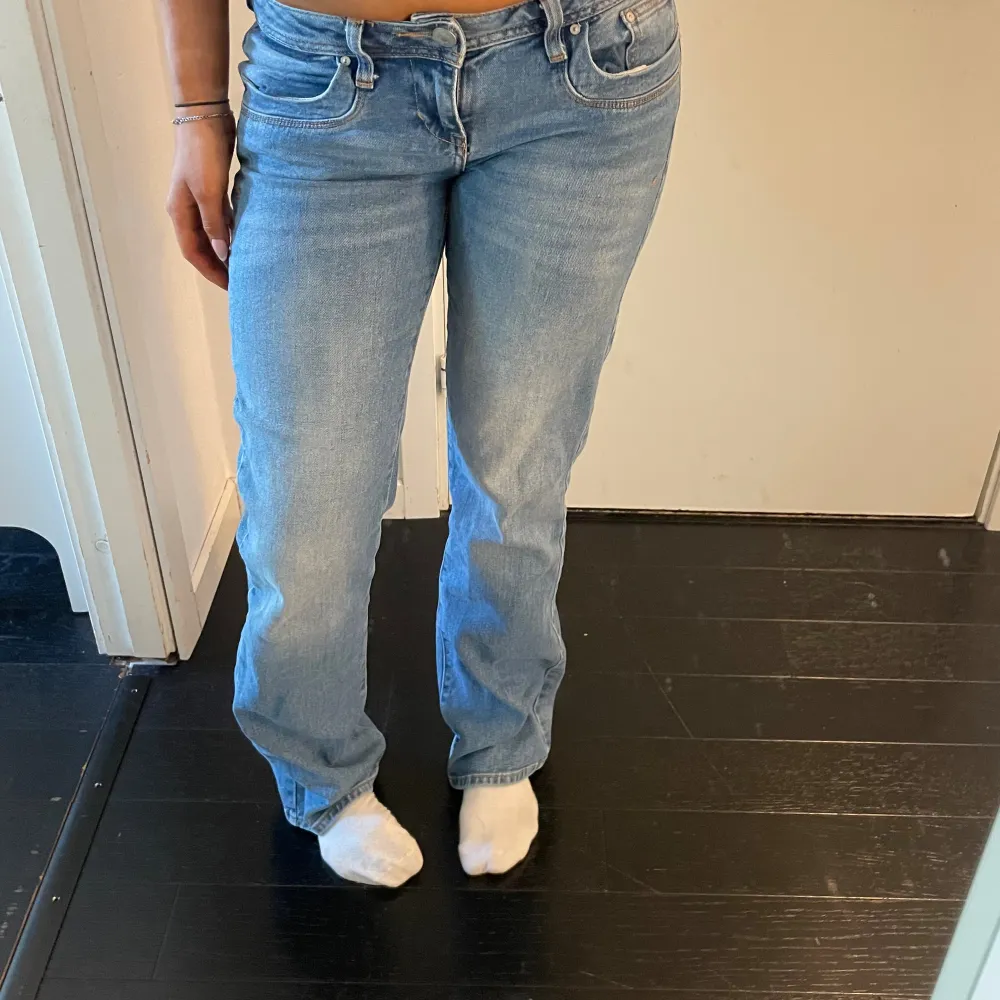 Lågmidjade jeans storlek w28 L32, bra skick inga defekter. Midjemått 39cm innebenslängd 81cm. Jeans & Byxor.