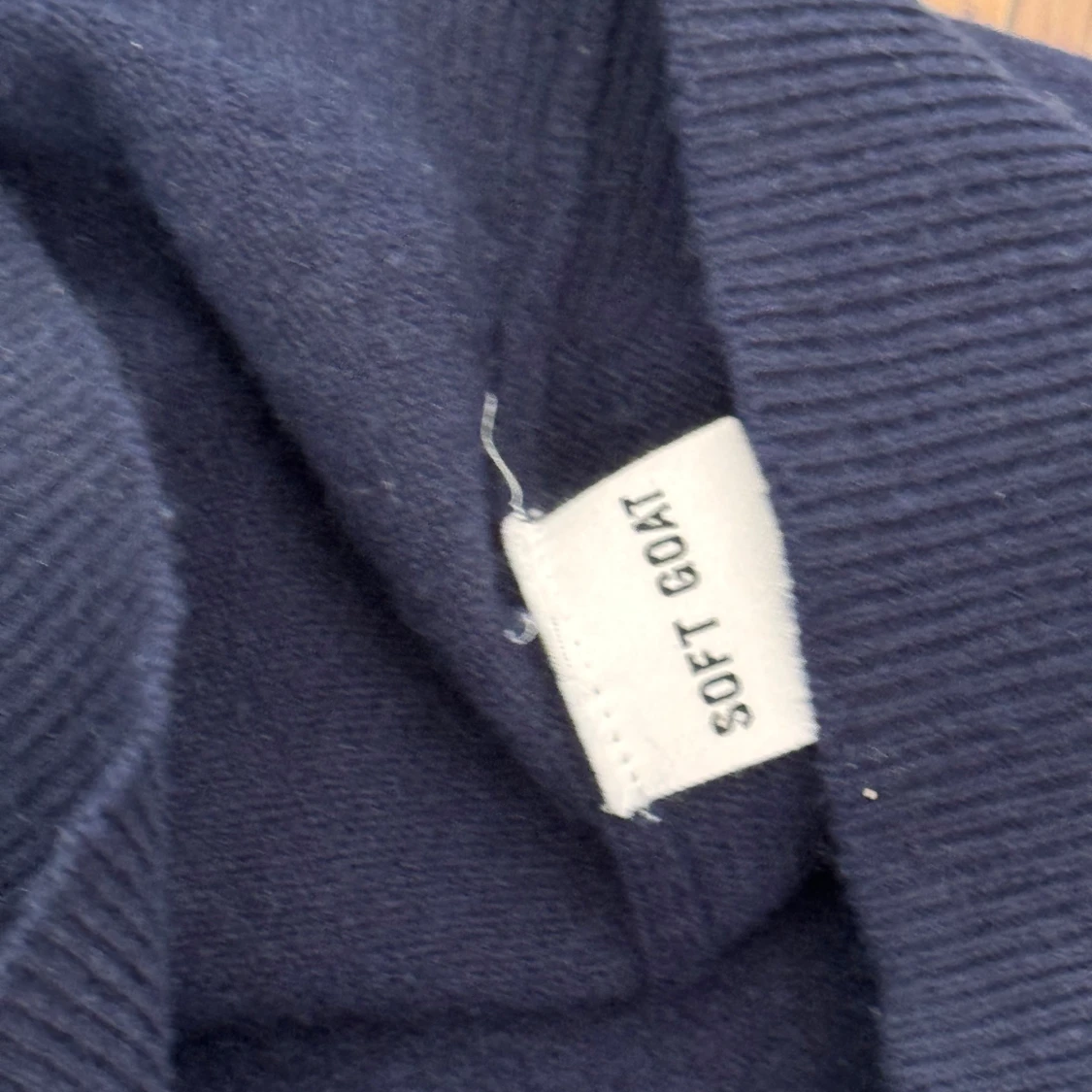 Soft Goat V-Neck - 90