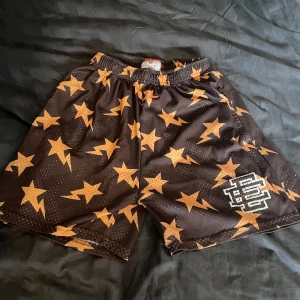 Eric Emanuel shorts - Schyssta shorts som inte kommit till användning. Stryk L men sitter mer som M skulle jaga säga. Öppen för byten 