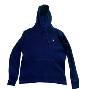 Polo Ralph Lauren Hoodie - Säljer denna mörkblå stickade Polo Ralph Lauren Hoodie i storlek S. Fint skick. Nypris 2199kr, mitt pris 549kr!