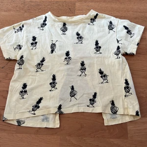 T-shirt som är öppen i ryggen - En t-shirt som är öppen i ryggen, perfekt när det är extra varma dagar.