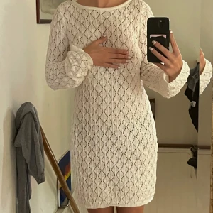 vit stickad klänning - Gör en intressekoll på denna klänning som jag tycker mycket om men som inte kommer till användning. Aldrig använd. Helt ny utan prislapp! Köptes för 800 🩷