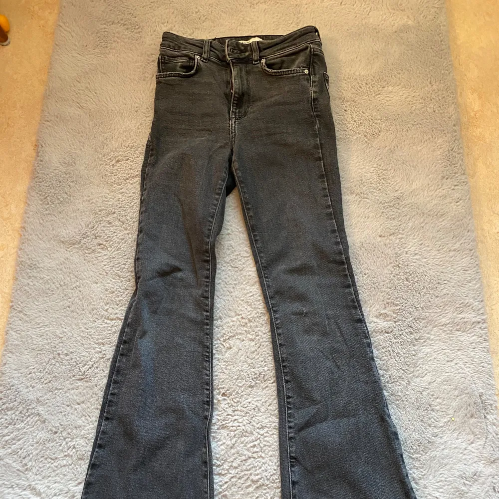 Säljer dessa Flarejeans från Ginatricot. De finns tecken på användning men inget jättesynligt. Finns ett litet hål på vänstra knät men annars i bra skick🩷. Jeans & Byxor.