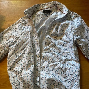 Skjorta - Mönstrad Skjorta från Riley. Nyskick. Skriv vid fler bilder eller intresse 