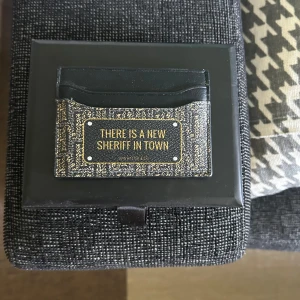 John hatter plånbok - Säljer min plånbok med texten ”theirs a new sheriff in town” plånboken är använd fåtalgånger och är i skick 9,5/10  Nypris 1000kr mitt pris 599kr tveka inte på att höra av er