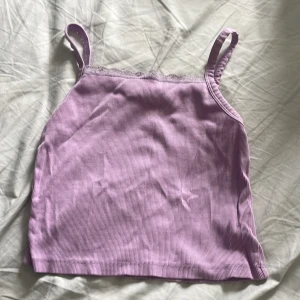 En söt topp - En super fin topp i storlek 156/160. (Den stryks och tvättas innan jag skickar ut den)