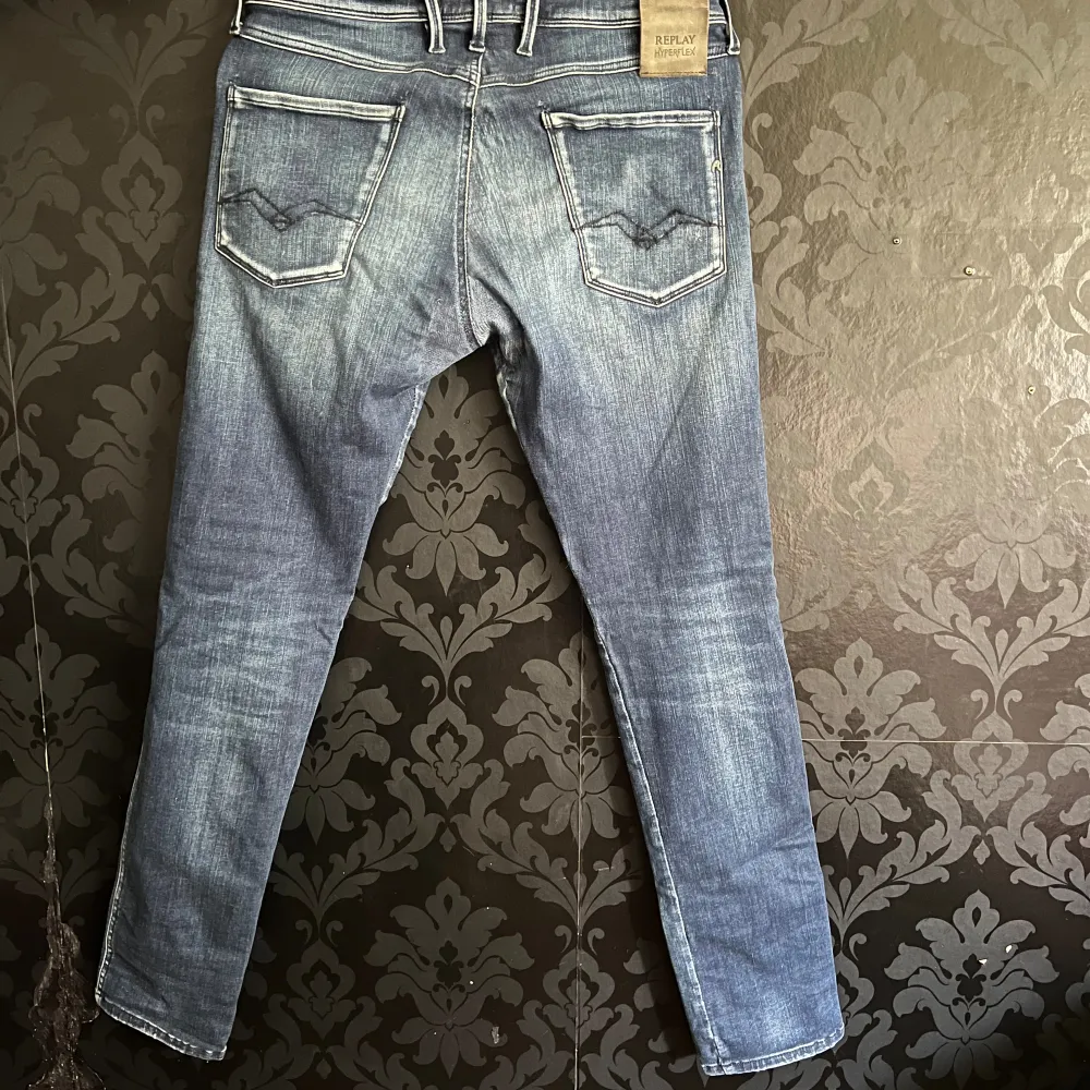 Snygga mörkblå Replay Anbass jeans med snygg wash. Storlek W33 L32, lite tightare fit.  Har en lagning i grenen som är profissionellt gjord och inte syns vid användning. Pris ej hugget i sten, skriv vid frågor. Jeans & Byxor.