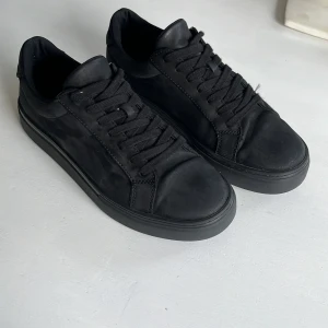 Vagabond svarta Paul 2.0 - Säljer dessa Vagabond för de inte kommer till så mycket andvändning men är perfekta nu till höst. Skicket är helt okej inga defekter mer är att orginalsulorna inte ligger i. Nypris 1250.