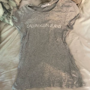 Calvin Klein tröja  - Använder inte men jättefin o snygg till ett bar ljusa jeans, börjar med 90 oså får ni buda💕 