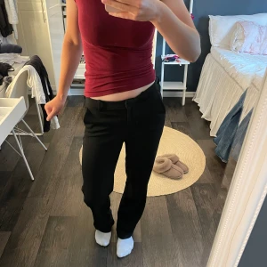 Snygga kostymbyxor  - Så fina kostymbyxor som passar till allt! I skit bra skick knappt använda. Det är storlek S och längs 34🥰
