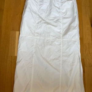 Lång vit kjol - Tajt vit kjol som är jättefin men för liten för mig, tyget är tunt och lite genomskinligt💞 Det står 40 men skulle mer säga att det är 36/S
