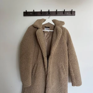 Teddyjacka - Fin Teddy jacka, perfekt till höst och vinter. Använt fåtal gånger och är i bra skick