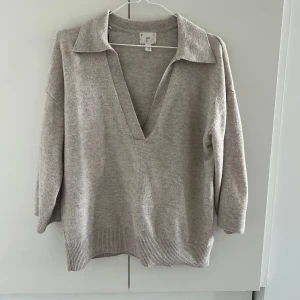 Kortärmad stickad tröja  - Beige kortärmad stickad tröja.  Ganska använd men fortfarande i fint skick.  Lite oversized och perfekt nu till hösten! 