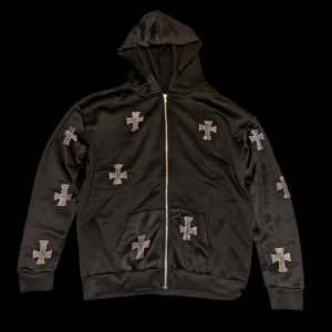 Chrome Hearts type hoodie - Säljer en svart hoodie med rhinestones på den, den e i nyskick o typ oanvänd o inte riktigt min stil 😞. Storlek M, dm för frågor 🌹