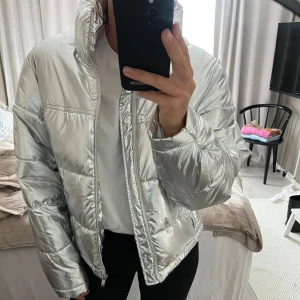 Silvrig jacka  - Supercool silvrig jacka från Gina Tricot i nyskick
